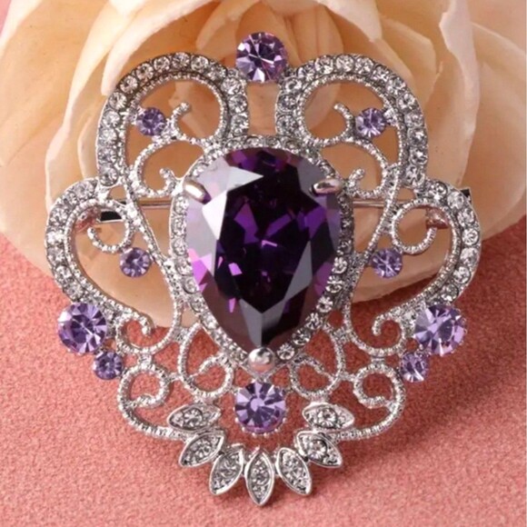 Elegant Silver brooch with purple gems - Picture 1 of 3